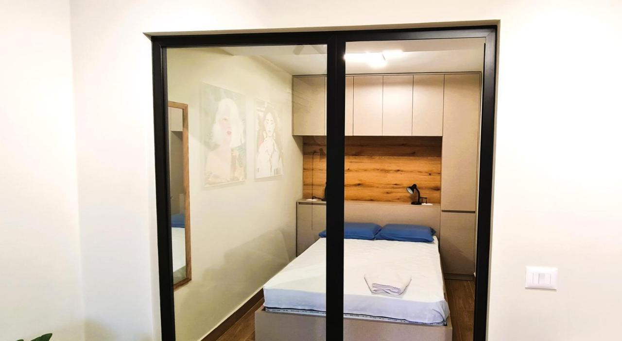 2V1 - Center Apartment 1 ティラナ エクステリア 写真