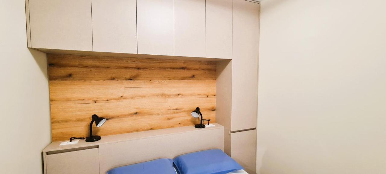 2V1 - Center Apartment 1 ティラナ エクステリア 写真
