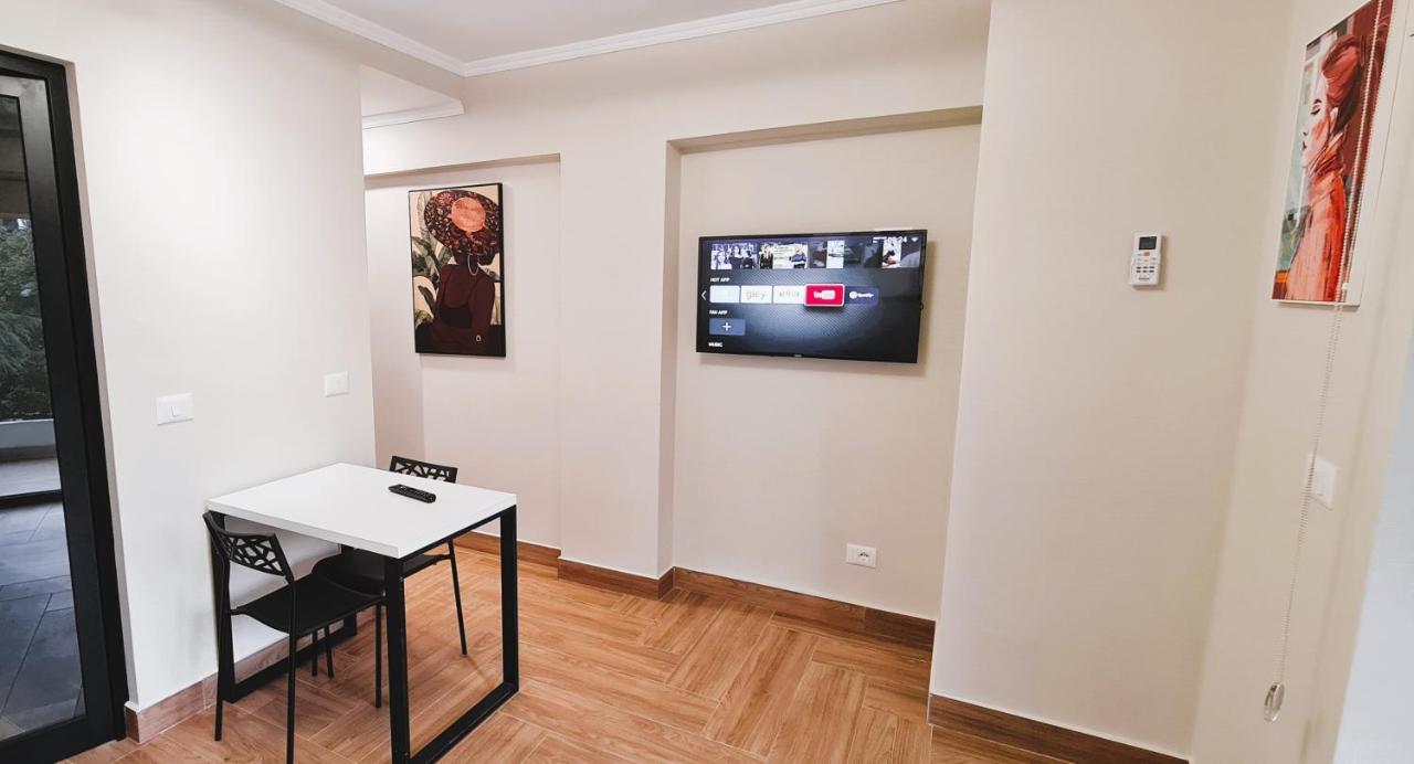 2V1 - Center Apartment 1 ティラナ エクステリア 写真
